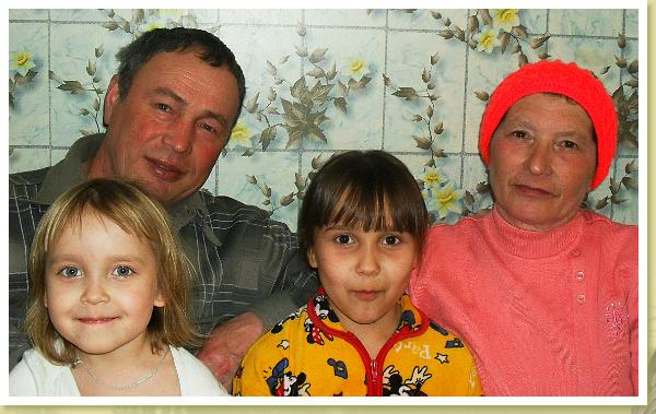 фото 6. Внучки с бабушкой и дедушкой по папиной линии